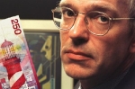 Zalm Closeup Vuurtoren_JB1996-148-23aNederland,Den Haag,03-09-1996↵
project Geld↵
↵
Minister van financien van financiele zaken Zalm met een briefje van tweehonderd 250 gulden↵
↵
foto Jan Bogaerts